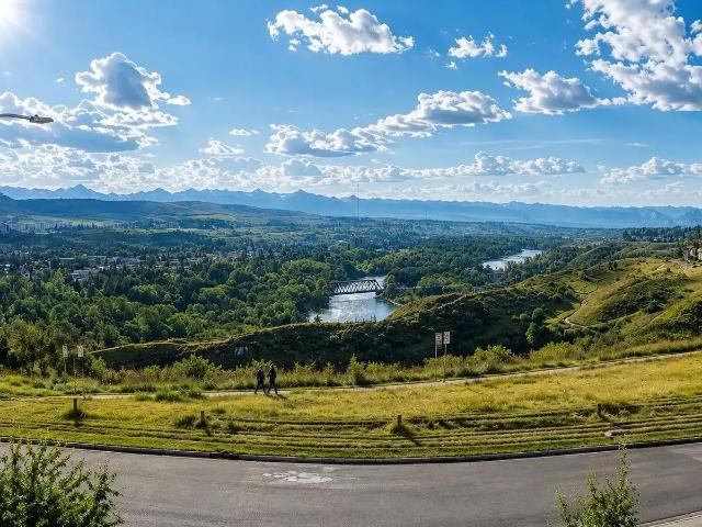 RARE SILVER SPRINGS RIDGE HOME | PANORAMIC RIVER, COP & MOUNTAIN VIEWS | 3400sqf — 3 Bedrooms+ Den House