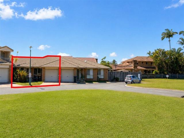 Rare Single Level Townhouse Walk to Sunnybank Hills State School, Open Outlook & Large Backyard