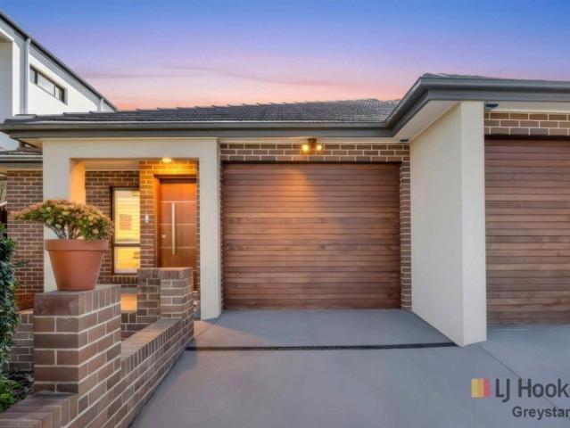 RARE SINGLE LEVEL DUPLEX OFFERING MODERN, EASY LIVING!