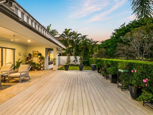 Contemporary Single Level Golf front Home Hope Island Resort