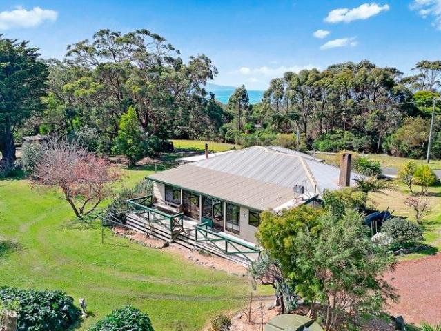 RARE SMALL ACREAGE MINUTUES FROM TOWN
