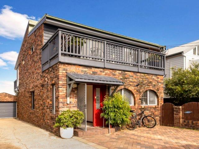 RARE, SPACIOUS FAMILY HOME CLOSE TO THE BEACH!