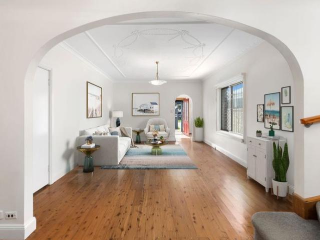RARE, SPACIOUS FAMILY HOME CLOSE TO THE BEACH!
