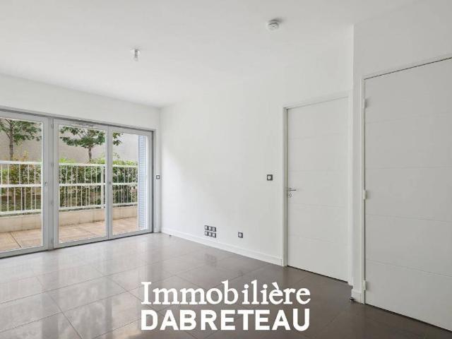 RARE T2 AVEC TERRASSE ET GARAGE COEUR CROIX ROUSSE LYON 4EME