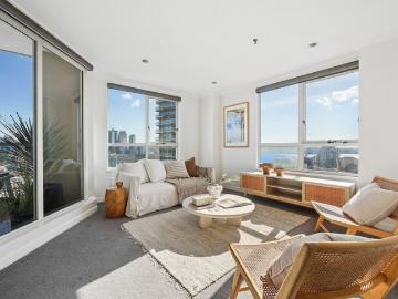 Rare Three Bedroom Apartment Immersed In Breathtaking City/Harbour Backdrop