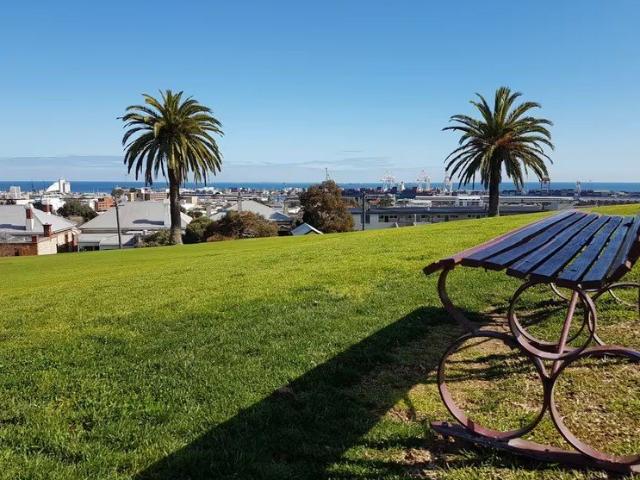 Rare Top Floor Apartment Opposite Monument Hill!