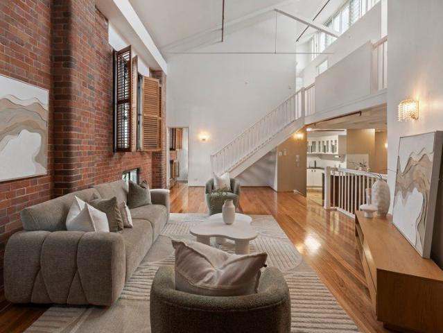 A RARE TOP FLOOR CORNER WOOLSTORE RESIDENCE