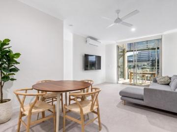 RARE TOP FLOOR OPPORTUNITY HABITAT AT RIVERPOINT