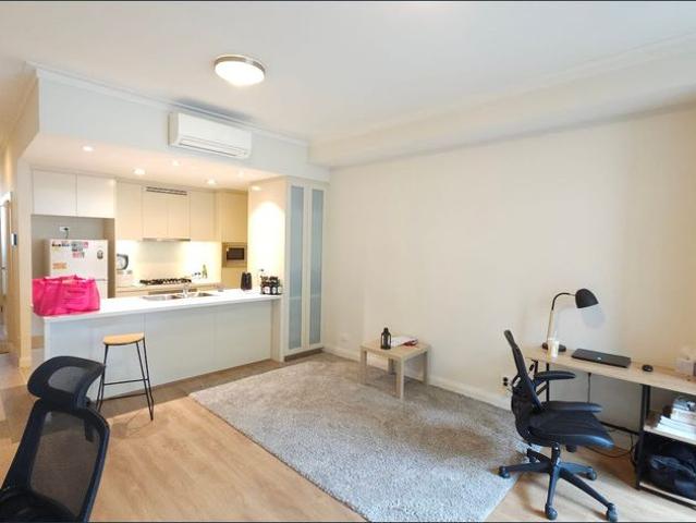 Rare! Townhouse style Oversized One Bedroom Apartment with Front/balconies.Quite Street, 2mins walk to station