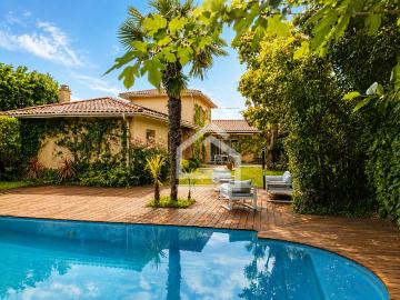Rare Villa de plus de 220 m2 avec piscine, vaste jardin arboré et studio attenant de 40 m2