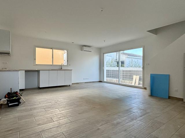 RARE: VILLA RECENTE SITUEE EN COEUR DE VILLE TOUT A PIED 4 PIECES 3 CHAMBRES JARDIN 2 STATIONNEMENT