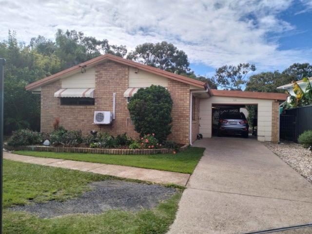 RARE WALK TO SHOPS FIND, SPACIOUS 4 BD LOW SET BRICK RESIDENCE WITH FULLY EQUIPPED GRANNY FLAT, 3XPARKING