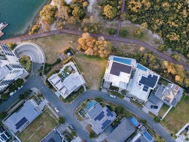 RARE WATERFRONT LAND IN PARADISE POINT