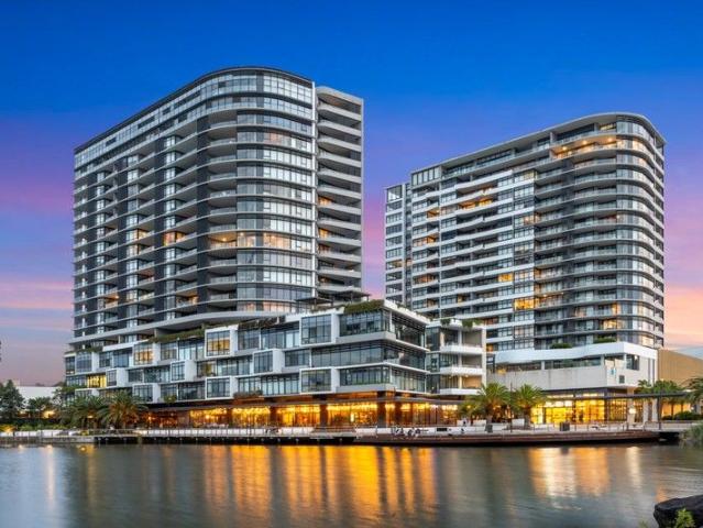 Rare 18th Floor sub penthouse at 'Esplanade' Norwest walk to everything