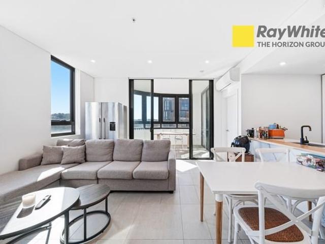 Rare Winter Garden Residence | Exceptional Lifestyle & Shopping Convenience in Melrose Park