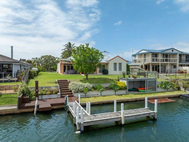 RARE 1281m2 WATERFRONT HAVEN WITH JETTY BERTH & TRIPLE GARAGE
