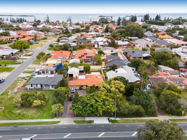 RARE 1,012 SQM SUBDIVIDABLE BLOCK IN A PRIME BEACHSIDE LOCATION