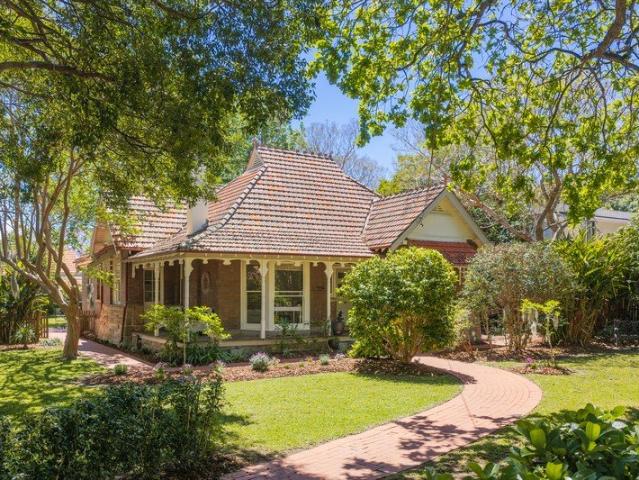 Rare 1385sqm level peninsula holding with north facing rear garden opposite Prince George Reserve