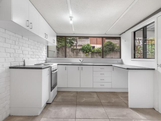 RARE 1 BEDROOM UNIT IN A WOOLOOWIN DUPLEX SUPERB LOCATION