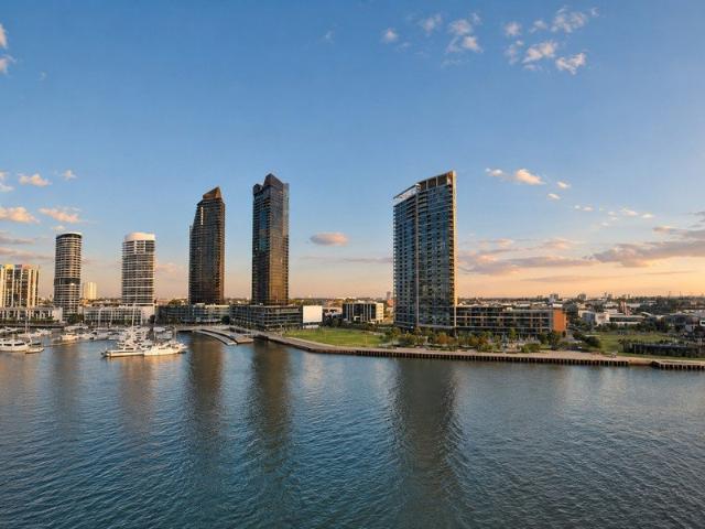 Rare 30sqm Waterfront Terrace with never interrupted Docklands Views