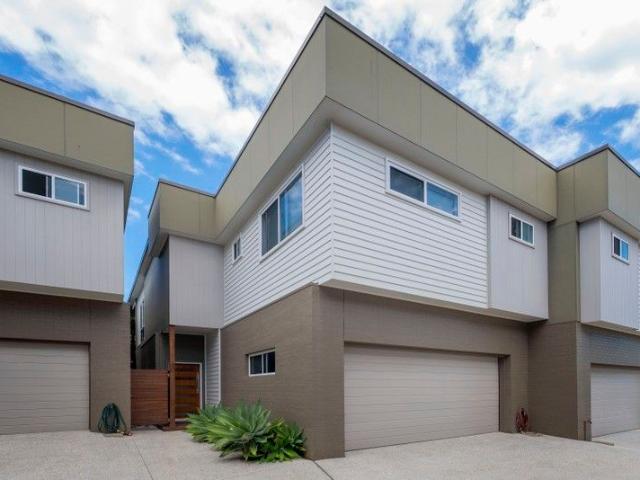 RARE 4 BEDROOM TOWNHOUSE IN FANTASTIC LOCATION