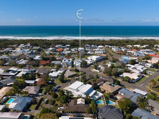 Rare 4 Bedroom Duplex, 11 Houses to The Beach in Warana
