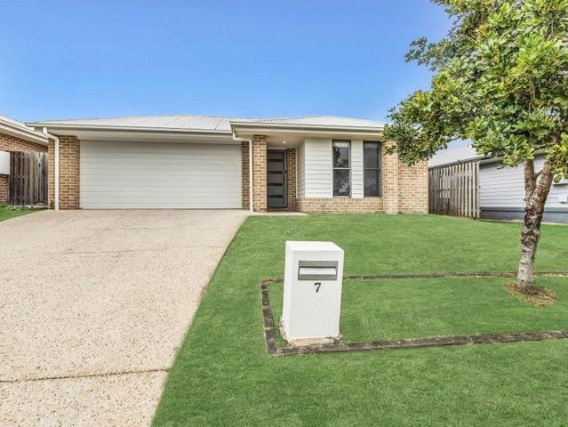 Rare 5 Bedroom Exceptional Value, Central Location !