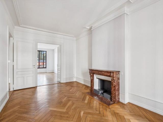 RARE! 5 room apartment of approximately 128 m² on the 2nd floor – Eaux Vives