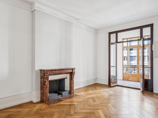 RARE 5 room apartment of approximately 128 m² on the 2nd floor – Eaux Vives
