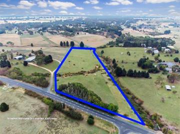 Rare 6.3 Acre Lifestyle Opportunity with Town Water Minutes from Clunes