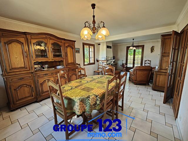 Rare: 6 chambres, vue sur champs, deux garages 181m² Laroche Saint Cydroine
