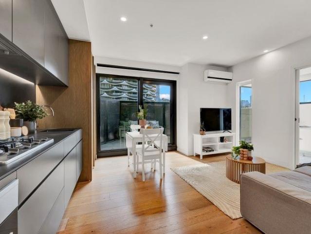 Rare 74.5 SQM Waterfront One Bed with Multi Purpose Room in Marina Tower