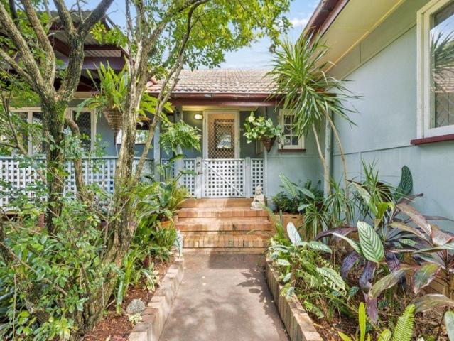 RARE 810m2 PARKSIDE OPPORTUNITY ACROSS TWO LOTS!