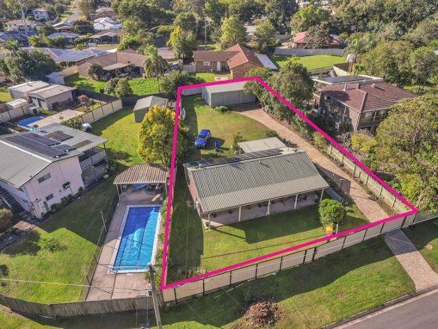RARE 933m² BLOCK WITH HUGE 9.2 x 6m POWERED SHED, SIDE ACCESS AND RENOVATED FAMILY HOME