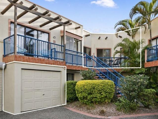 RARELY AVAILABLE 3 BEDROOM APARTMENT IN A BOUTIQUE COMPLEX OF JUST 5 RESIDENCES