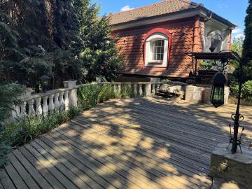 RARITÄT MIT CHARAKTER: ZAUBERHAFTE VILLA MIT TRAUMHAFTEM GARTEN UND BLICK AUF DIE WEINBERGE