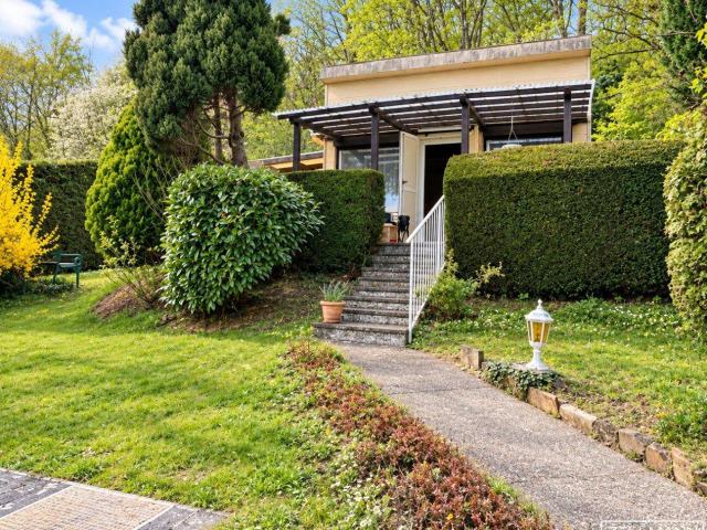 RARITÄT MIT POTENZIAL – Eingewachsenes Grundstück mit Altbestand und Pool | ZELLMANN IMMOBILIEN