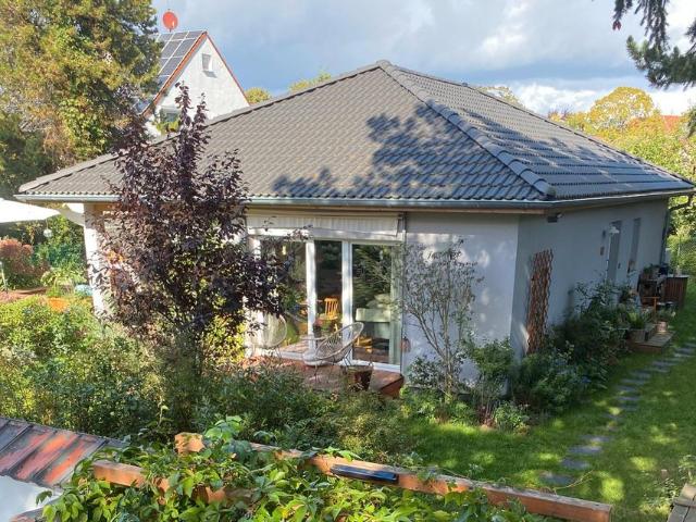 Rarität: Neubau Bungalow mit Pool & Garten S Bahn 5 Min