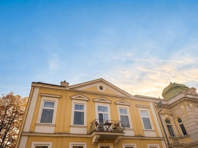 RARITÄT HERRLICHE VILLENETAGE mit Balkon und Potential