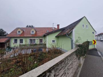 RARITÄT IN HOLLABRUNN: CHARMANTES, SANIERUNGSBEDÜRTIGES LANDHAUS MIT BAULANDRESERVE IN SEHR GUTER WOHNLAGE MIT HERRLICHEM GARTEN SAMT ALTBAUMBESTAND