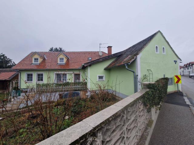 RARITÄT IN HOLLABRUNN: CHARMANTES, SANIERUNGSBEDÜRTIGES LANDHAUS MIT BAULANDRESERVE IN SEHR GUTER WOHNLAGE MIT HERRLICHEM GARTEN SAMT ALTBAUMBESTAND