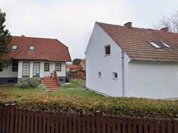 Rarität in Leopoldau: Großzügiges Eigengrundstück mit ca. 1.200 m² Größe und 2 Wohnhäusern, nahe der U1!