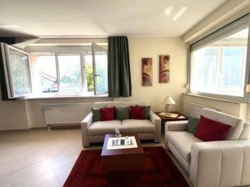 Rarität: Top sanierte Familienwohnung mit 5 Zimmer, Loggia, Lift und Tiefgarage! Auch Platz für Ihr Home Office!