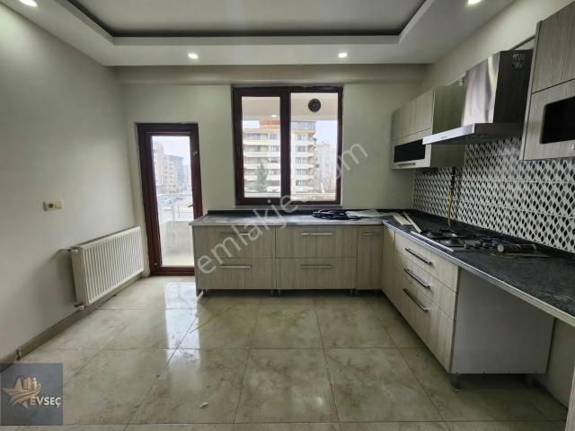Rastgeldi Cadde Üzerinde 5 Odalı Kiralık Lüks Daire