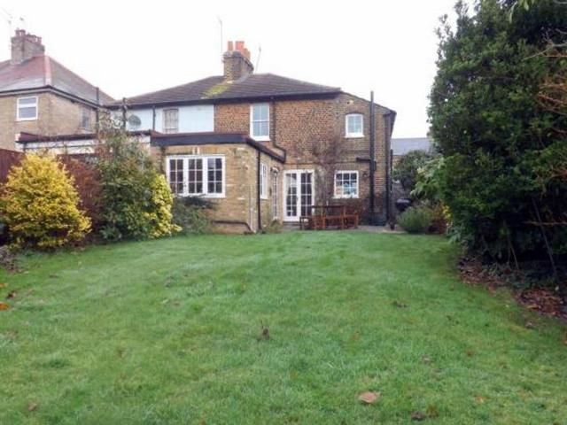 Rasper Road, London, N20 3 bed semi detached house to rent £2,500 pcm £577 pw