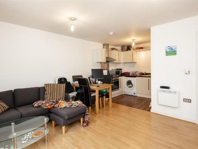 Ratcliffe Court Chimney Steps St. 1 bed flat to rent £1,000 pcm £231 pw