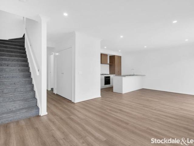 Rathdowne Prestige Townhouse Living! with FREE Gym, Heated Pool, Tennis & Basketball Courts Access