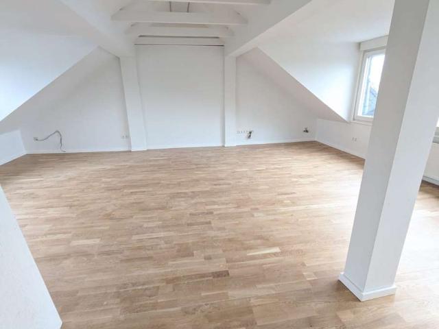 Ratingen: Helle Dachgeschosswohnung mit großem Wohnraum und Einbauküche