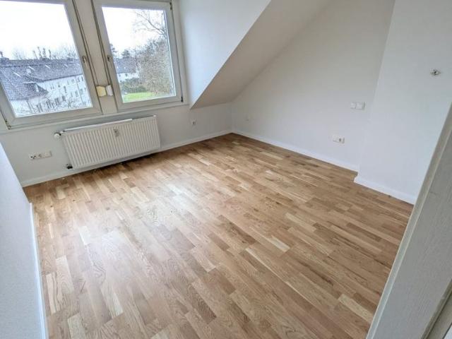 Ratingen: Helle Dachgeschosswohnung mit großem Wohnraum und Einbauküche
