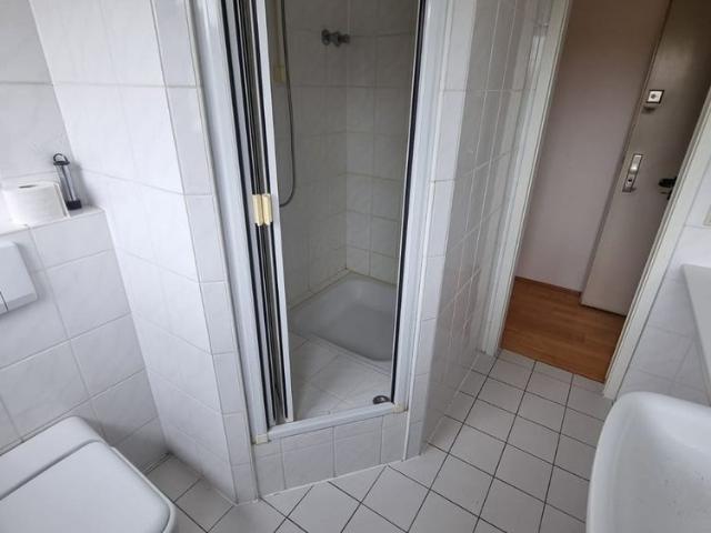 Ratingen: Helle Dachgeschosswohnung mit großem Wohnraum